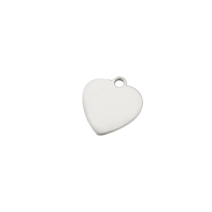 Vue macro d'un pendentif coeur 16x17mm en acier inoxydable poli miroir sur fond blanc
