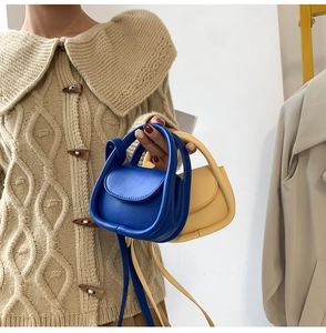 Détail du mini sac à main en cuir beige et bleu avec rabat magnétique et bandoulière fine