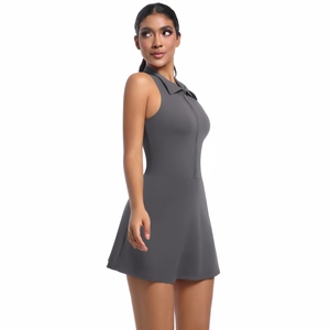 Vue détaillée de la robe de tennis gris foncé avec col zippé et coupe trapèze