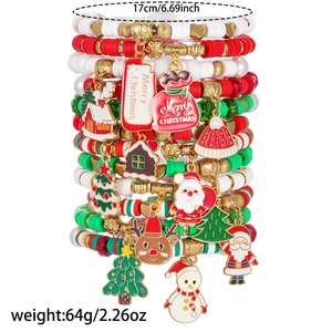 Vue détaillée de bracelets de Noël superposés avec perles et breloques de fête