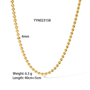Detailed view of golden heart-shaped necklace with dimensions 4mm width and 40+5cm length