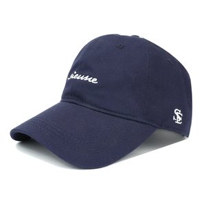 Détail de la casquette bleu marine avec broderie siene et logo SF sur le côté