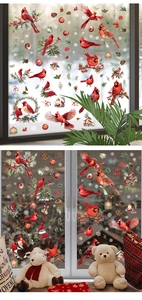 Details der Weihnachts-Kardinal-Fensterbilder mit Tannenzweigen und roten Beeren