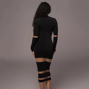 Détail d'une robe noire moulante à manches longues avec empiècement en mesh transparent au dos