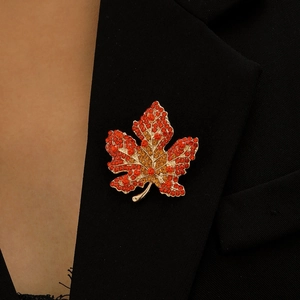 Luxury Alloy Maple Leaf Brooch Elegant Rhinestone Enamel Pin For Women Suit Coat Jewelry Accessories Gift