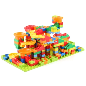 Circuit de billes coloré avec toboggans et pistes DIY pour la créativité des enfants