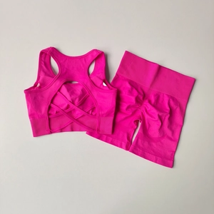 Flachbild von nahtlosem, rosenrotem Yoga-Set mit Cross-Back Sport-BH und High-Waist-Shorts