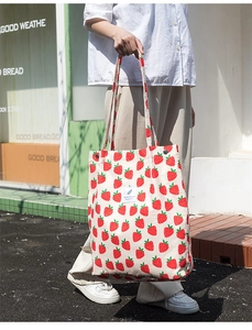 Vista detallada del bolso tote grande de pana con un diseño de bonito estampado de fresas.