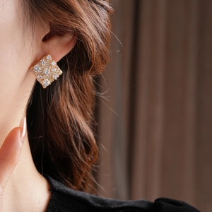 Gros plan de boucles d'oreilles carrées plaquées or avec zircons micro-pavés