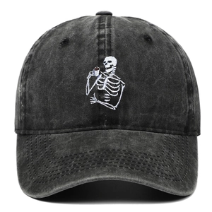 Casquette baseball grise délavée vintage avec broderie squelette buvant du thé
