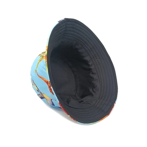 Vue détaillée du chapeau soleil bleu pour enfant avec motifs dinosaures et bord cousu
