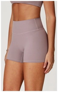 Dettaglio dei pantaloncini da yoga color malva a vita alta con cuciture piatte professionali