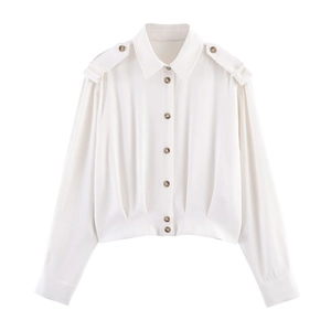 Chemise blanche à manches longues avec col à revers et pattes d'épaule sur fond blanc