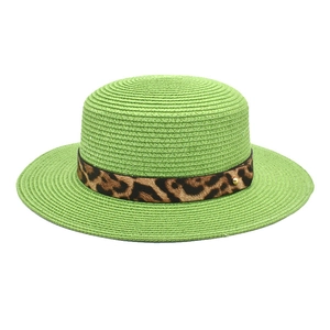 Dettaglio del cappello di paglia verde chiaro con trama intrecciata e nastro leopardato