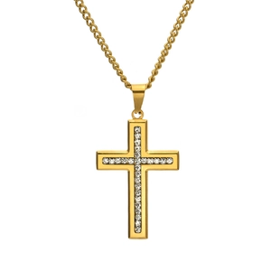 Dettaglio della collana con ciondolo a croce in oro e acciaio con cristalli lucenti