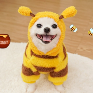 Detalle de disfraz de abeja para mascotas en franela suave con rayas y antenas 3D