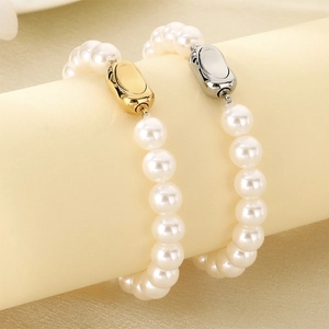 Ensemble élégant de bracelets et colliers en perles avec fermoirs en métal doré et argenté