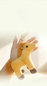 Porte-clés poney en peluche avec fourrure jaune douce et anneau en métal doré chic