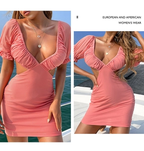Détail d'une robe rose corail avec décolleté en V, fronces et découpes à la taille