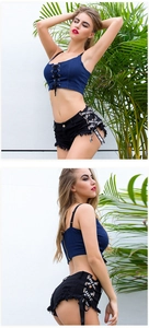 Dettagli degli shorts in denim a vita alta con strappi e bordi a vivo in nero e blu