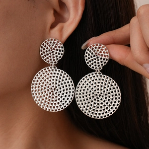 Boucles d'oreilles géométriques en maille tressée argentée avec double cercle chic