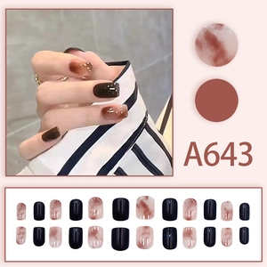 Détail des faux ongles A643 marron café et marbre avec accents dorés