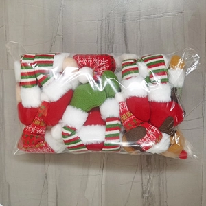 Détail de rennes en peluche et boîtes cadeaux rayées dans un emballage de gros