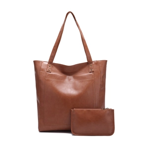 Détail d'un grand sac cabas marron en cuir vintage avec poche avant et pochette zippée assortie