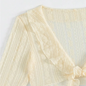 Haut de plage en dentelle ivoire avec crochet floral et fermeture à nœud ajustable