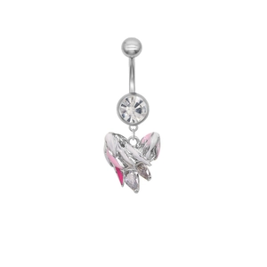 Détail du piercing de nombril en argent avec aile en émail rose et pierre claire