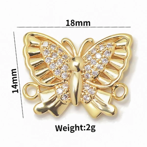 Makro-Detail des Schmetterling-Anhängers mit Zirkonia und 18 Karat Vergoldung