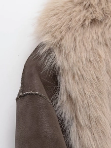 Vue détaillée d'une veste en cuir marron foncé avec un col en fourrure luxueux