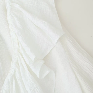 Camicia bianca a maniche lunghe con texture a strati e dettagli plissettati per donna