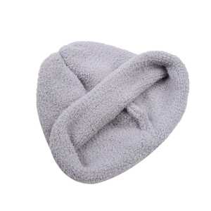 Berretto in peluche grigio chiaro per neonati in maglia morbida con pile corallo