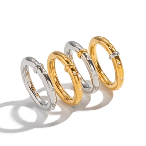 Ensemble de bagues en acier inoxydable doré et argenté avec zircons sur fond blanc