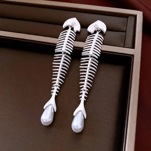 Elegant silver fishbone earrings with sparkling zircons and a teardrop pearl pendant