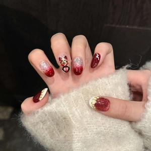 Handgefertigte rote Glückskatze Kunstnägel mit Glitzerverlauf und 3D-Charm-Details