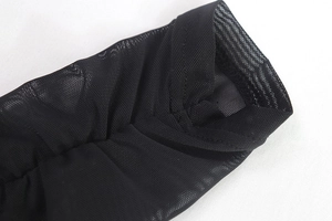 Gros plan détaillé du tissu en maille noire respirante et des coutures texturées de la robe