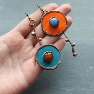 Asymmetrische Boho-Ohrhänger in Antik-Kupfer mit Details aus orangefarbener und blauer Emaille