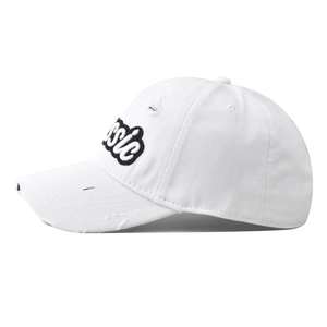 Detalle de gorra de béisbol de algodón blanco desgastado con bordado Classic negro