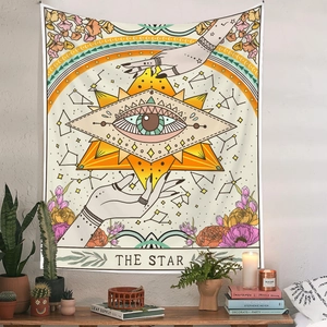 Dettaglio di un arazzo dei tarocchi La Stella su parete bianca con piante e decori