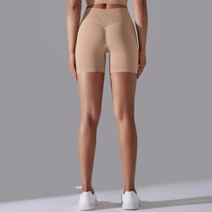Detail van naadloze yoga short met hoge taille en scrunch butt-effect in lichtbruin