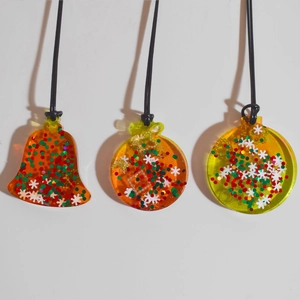 Trois pendentifs de Noël en résine faits main avec paillettes, cloches et flocons de neige