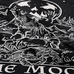 Detailansicht des Mond-Tarot-Wandteppichs mit Webstruktur und gotischem Wolfsmotiv