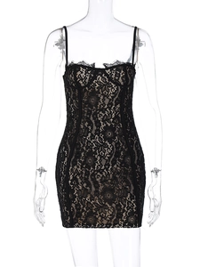 Détail de mini robe en dentelle noire montrant la texture florale et la coupe ajustée