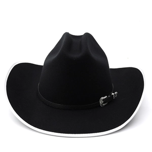 Détail du chapeau de cowboy noir avec bord blanc et boucle argentée de style vintage
