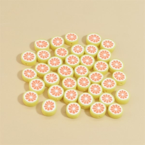 Gros plan de perles en pâte polymère jaune de 10mm avec motifs orange pour bijoux DIY