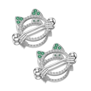 Dettaglio di piercing capezzolo gatto argento con pietre di zircone verde e trasparente