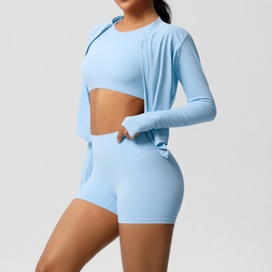 Détail de l'ensemble de yoga bleu clair 3 pièces avec manches passe-pouce et short taille haute