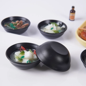 Porte-clés mini bol de soupe miso japonaise avec détails de tofu et légumes réalistes